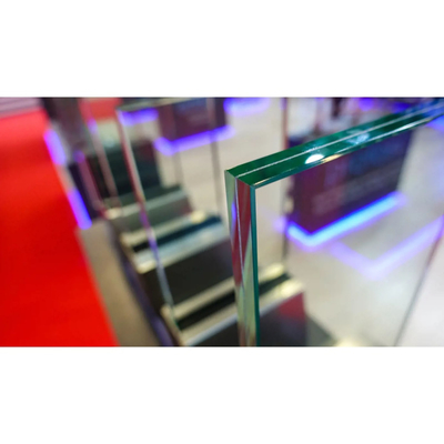 Glastreppe mit flachen polierten Kanten und gehärtetem Glas