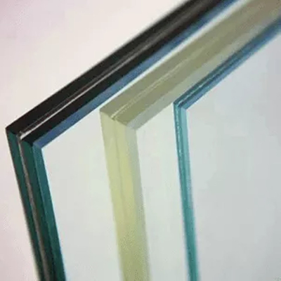 Glastreppe mit flachen polierten Kanten und gehärtetem Glas
