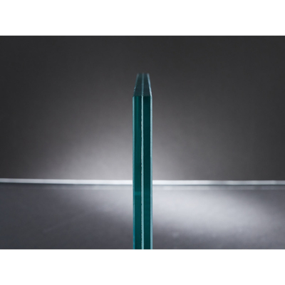 Glastreppe mit flachen polierten Kanten und gehärtetem Glas