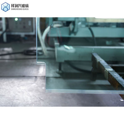 Moderne Terrassengestaltung mit Verbundglasbalkongeländer und polnischem Edelstahl