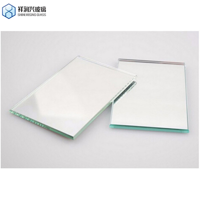 Aluminiumspiegelglas in silberner Veredelung mit flachpolierten Kanten