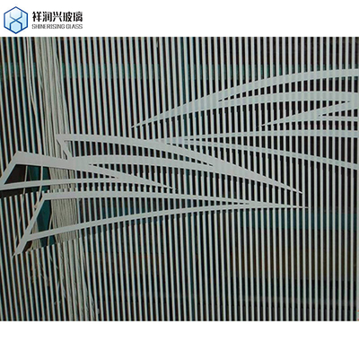 Farbenfrohe Glasfenster Sonnenlichter Farbenfrohe und elegante Kirchenfensterdekoration