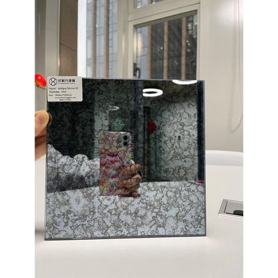 Dekorativer Spiegel im antiken Stil mit Glasrahmen zu erschwinglichen Preisen