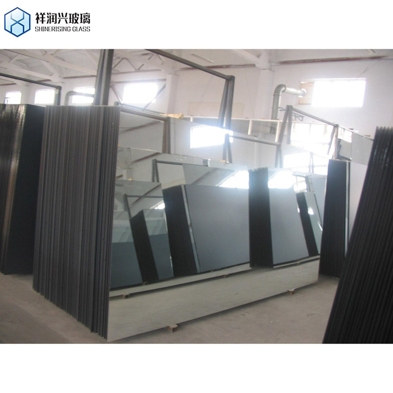 Aluminiumspiegelglas in silberner Veredelung mit flachpolierten Kanten