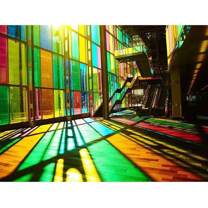 Dunkelgrau gefärbtes Floatglas mit flach poliertem Rand